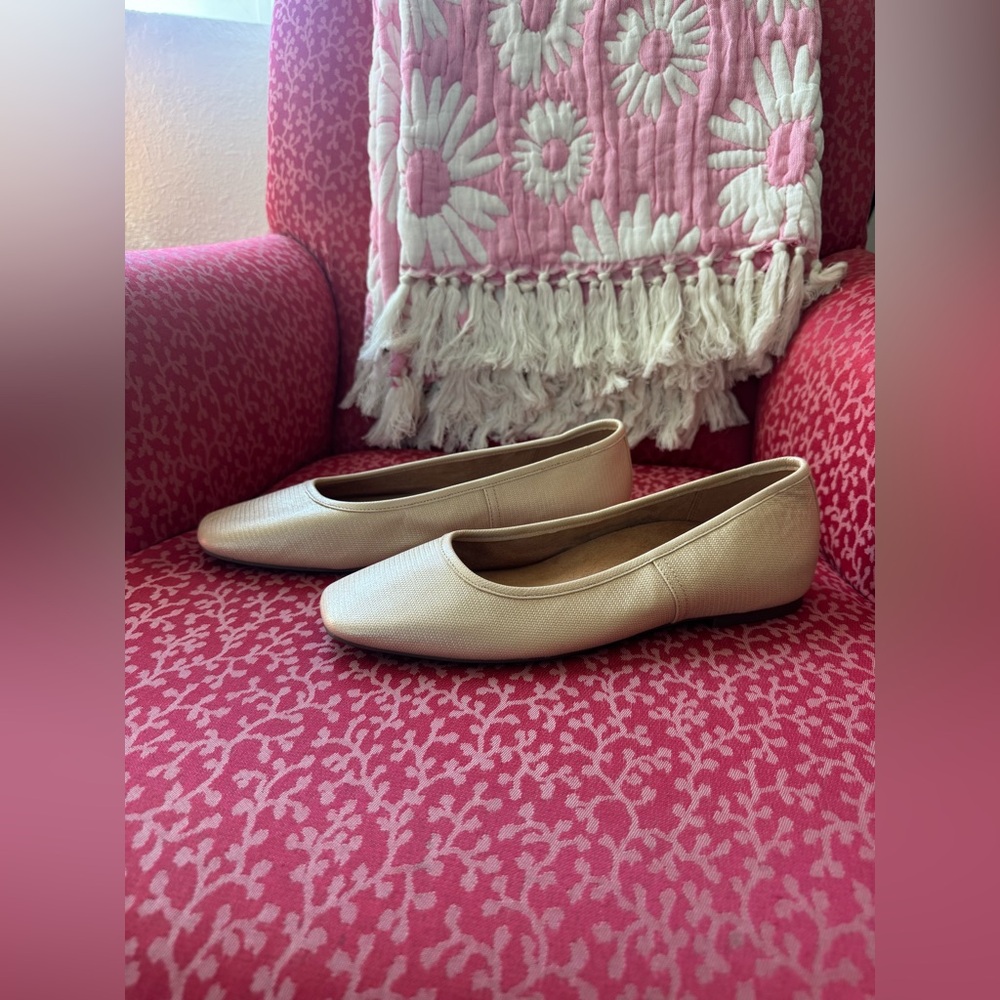 Vionic women's ballet flats in light beige